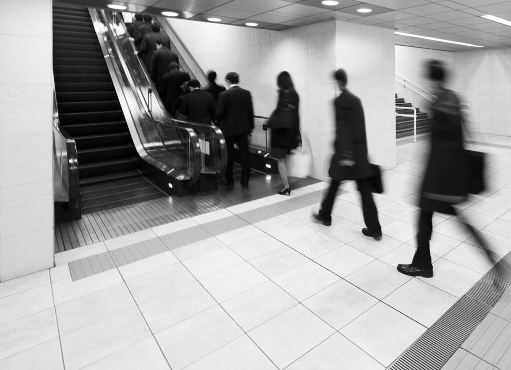 エスカレーターのあいている側に立たないのはなぜ?〜研究者の思考さくご (17)